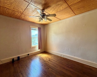 227 W Oak Street - Photo Thumbnail 3