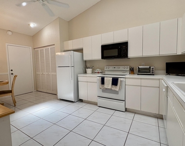 7702 Majestic Palm Drive - Photo Thumbnail 6