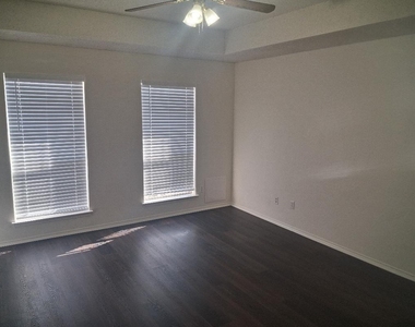 1123 Greenview Lane - Photo Thumbnail 11