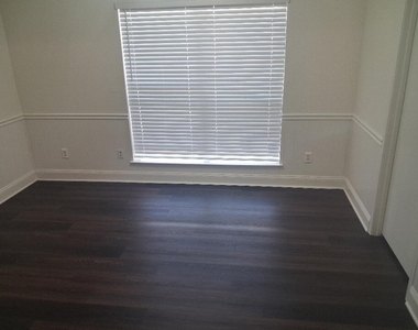 1123 Greenview Lane - Photo Thumbnail 4