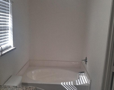 1123 Greenview Lane - Photo Thumbnail 13