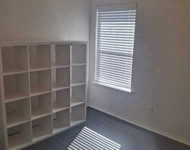 1123 Greenview Lane - Photo Thumbnail 16