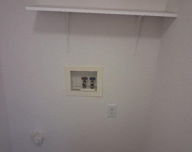 1123 Greenview Lane - Photo Thumbnail 10