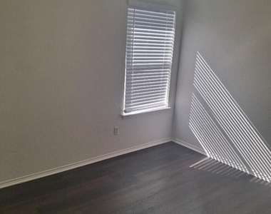 1123 Greenview Lane - Photo Thumbnail 17