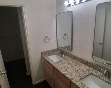 1123 Greenview Lane - Photo Thumbnail 23