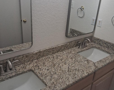 1123 Greenview Lane - Photo Thumbnail 20