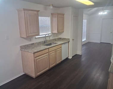 1123 Greenview Lane - Photo Thumbnail 7