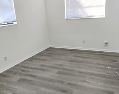 2760 N Dixie Highway - Photo Thumbnail 11