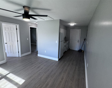 704 S Main Avenue - Photo Thumbnail 4