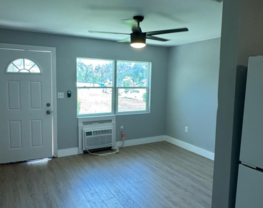 704 S Main Avenue - Photo Thumbnail 5