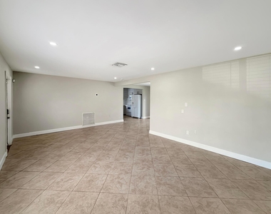 1321 Ne 46th Street - Photo Thumbnail 3