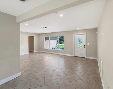 1321 Ne 46th Street - Photo Thumbnail 4