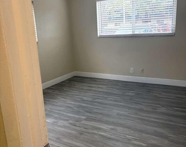 5811 Nw 17th Place - Photo Thumbnail 5