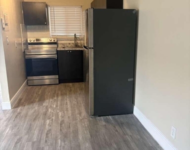5811 Nw 17th Place - Photo Thumbnail 3