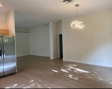 7953 Nw 70th Avenue - Photo Thumbnail 4