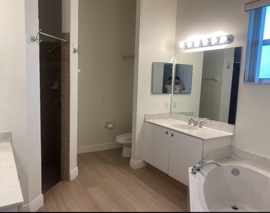 7953 Nw 70th Avenue - Photo Thumbnail 8