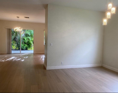 7953 Nw 70th Avenue - Photo Thumbnail 6