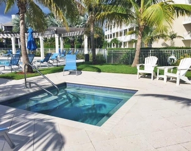 312 Bay Colony Drive N - Photo Thumbnail 20