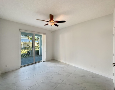 312 Bay Colony Drive N - Photo Thumbnail 9