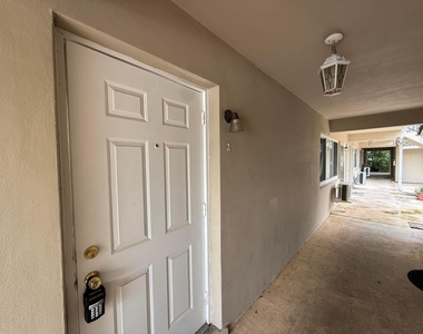 909 Se 14th Court - Photo Thumbnail 1