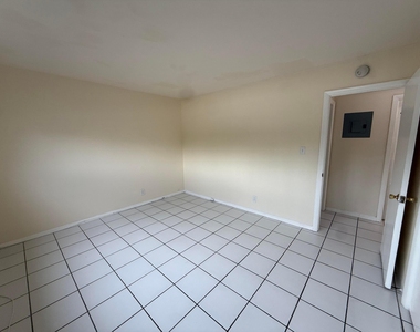 909 Se 14th Court - Photo Thumbnail 7