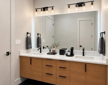 939 N Buckner Boulevard - Photo Thumbnail 13