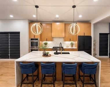 939 N Buckner Boulevard - Photo Thumbnail 4