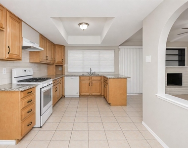 1204 W Spring Creek Parkway - Photo Thumbnail 12