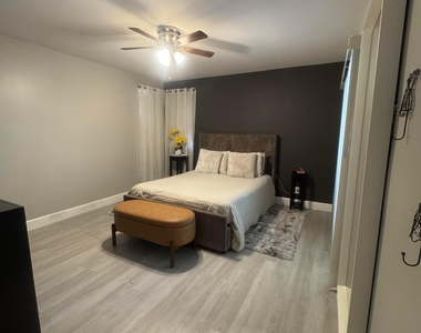 5741 Riverside Drive - Photo Thumbnail 9