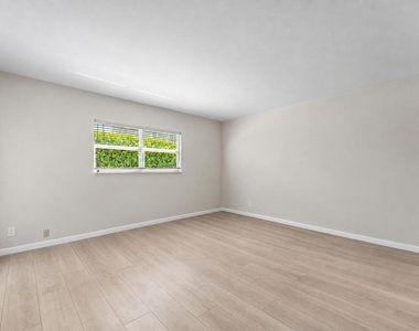 1212 Se 2nd Court - Photo Thumbnail 5