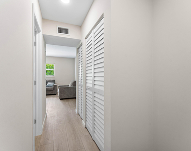 1212 Se 2nd Court - Photo Thumbnail 3