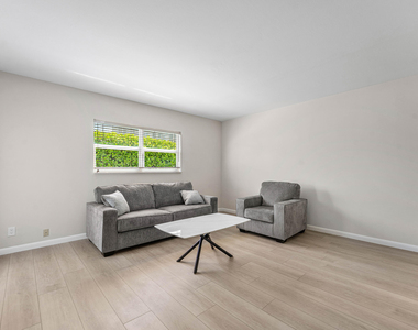 1212 Se 2nd Court - Photo Thumbnail 4