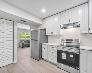 1212 Se 2nd Court - Photo Thumbnail 8