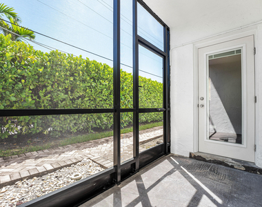 1212 Se 2nd Court - Photo Thumbnail 13