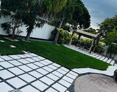 5754 Pebble Brook Lane - Photo Thumbnail 4