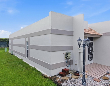 9160 Fairbanks Lane - Photo Thumbnail 4
