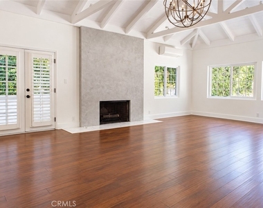 16633 Oak View Drive - Photo Thumbnail 5