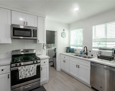 1419 S Curson Avenue - Photo Thumbnail 5