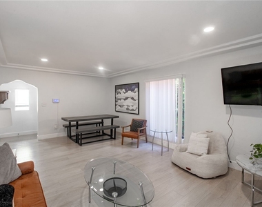 1419 S Curson Avenue - Photo Thumbnail 4