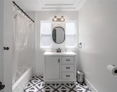 1419 S Curson Avenue - Photo Thumbnail 15