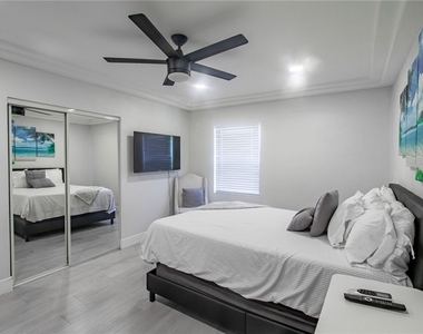 1419 S Curson Avenue - Photo Thumbnail 11