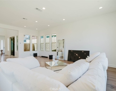 11716 Canoga Avenue - Photo Thumbnail 17