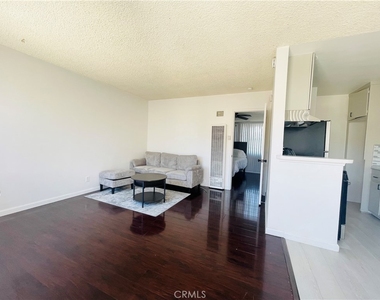 2437 Exposition Place - Photo Thumbnail 3