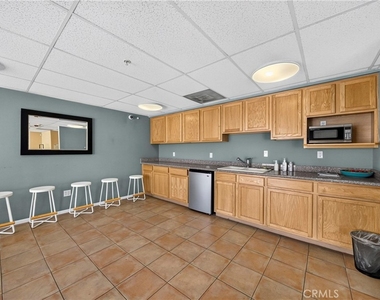 11124 Burbank Street - Photo Thumbnail 32