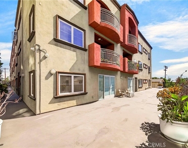 11124 Burbank Street - Photo Thumbnail 37