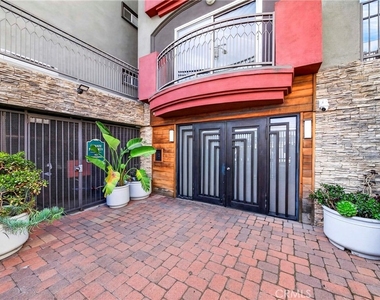 11124 Burbank Street - Photo Thumbnail 36