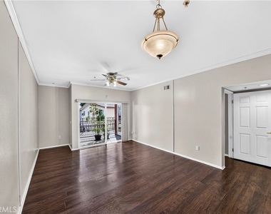 11124 Burbank Street - Photo Thumbnail 12
