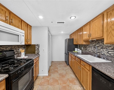 11124 Burbank Street - Photo Thumbnail 5