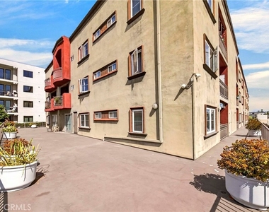 11124 Burbank Street - Photo Thumbnail 38