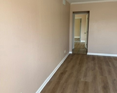 17102 Oak Lane - Photo Thumbnail 5